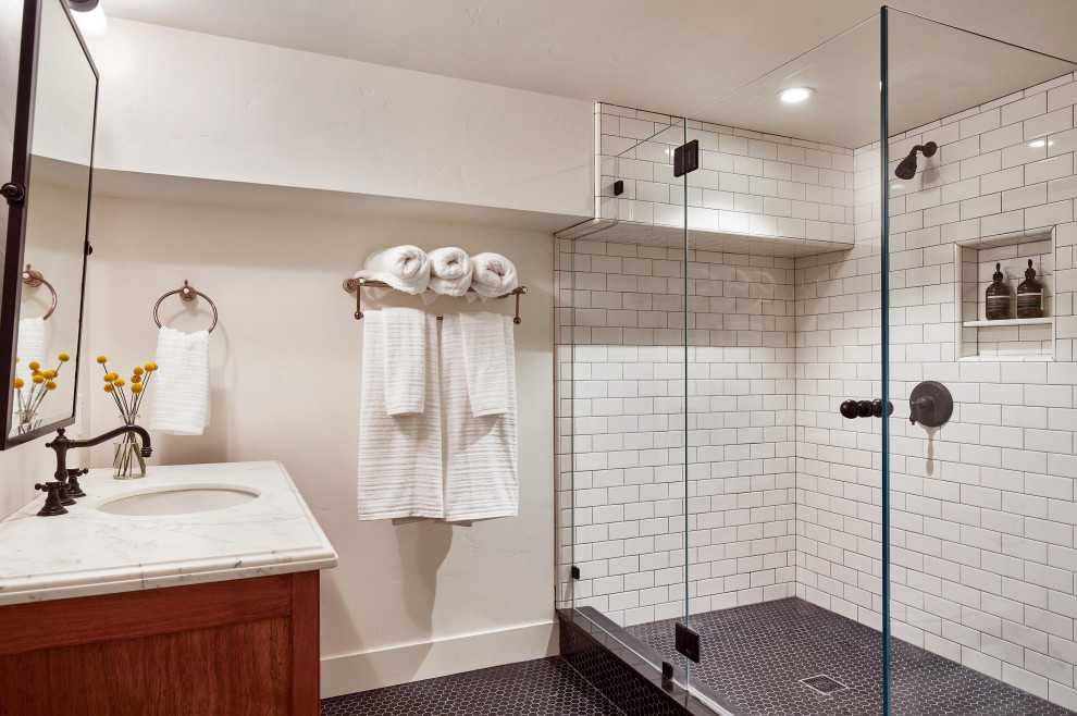 Cette photo montre une salle de bain chic en bois brun de taille moyenne avec un placard à porte shaker, une douche d'angle, un carrelage rouge, des carreaux de céramique, un mur blanc, un sol en carrelage de céramique, un lavabo encastré, un plan de toilette en marbre, un sol noir, une cabine de douche à porte battante, un plan de toilette blanc, meuble simple vasque et meuble-lavabo sur pied.