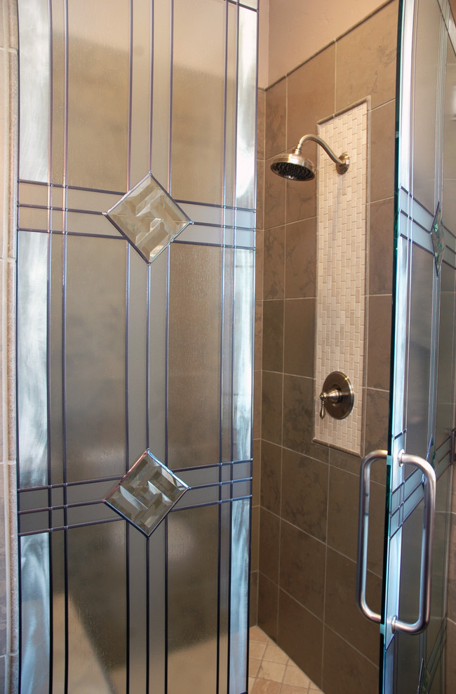 Стильный дизайн: ванная комната в классическом стиле с душем в нише - последний тренд