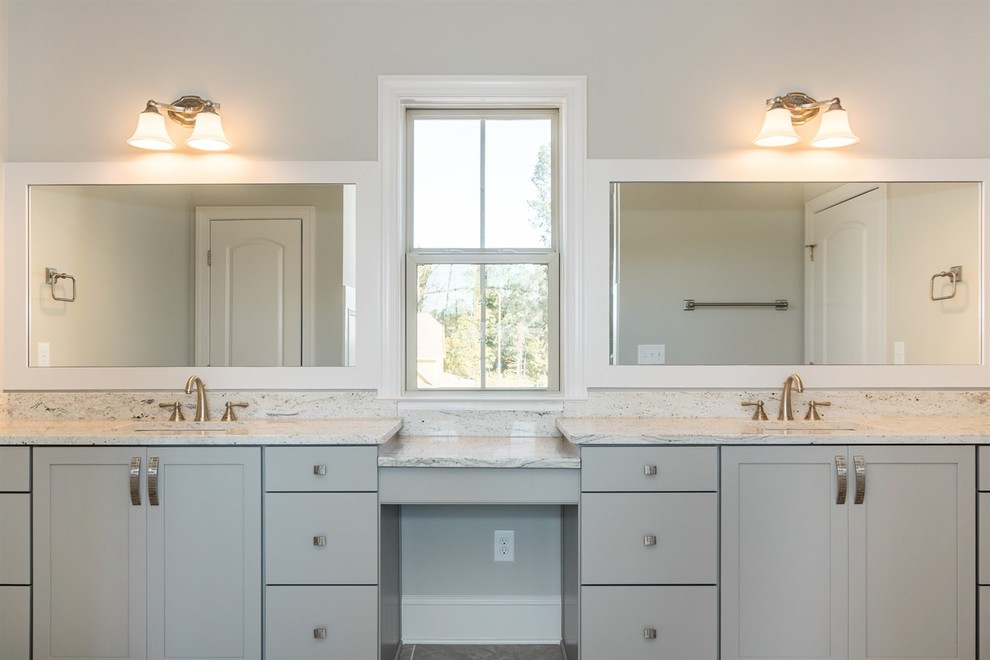 Ejemplo de cuarto de baño principal clásico renovado de tamaño medio con puertas de armario grises, encimera de granito, armarios estilo shaker, paredes blancas y lavabo bajoencimera