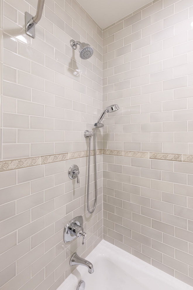 Bild på ett mellanstort vintage vit vitt badrum, med skåp i shakerstil, bruna skåp, en dusch/badkar-kombination, beige kakel, porslinskakel, beige väggar, klinkergolv i keramik, ett konsol handfat, bänkskiva i akrylsten, vitt golv och dusch med duschdraperi