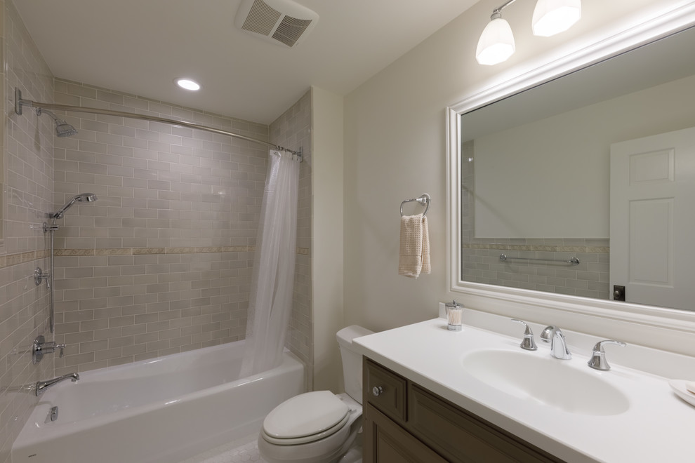 Exempel på ett mellanstort klassiskt vit vitt badrum, med skåp i shakerstil, ett konsol handfat, vitt golv, en dusch/badkar-kombination, beige kakel, porslinskakel, beige väggar, klinkergolv i keramik, bänkskiva i akrylsten, dusch med duschdraperi och bruna skåp