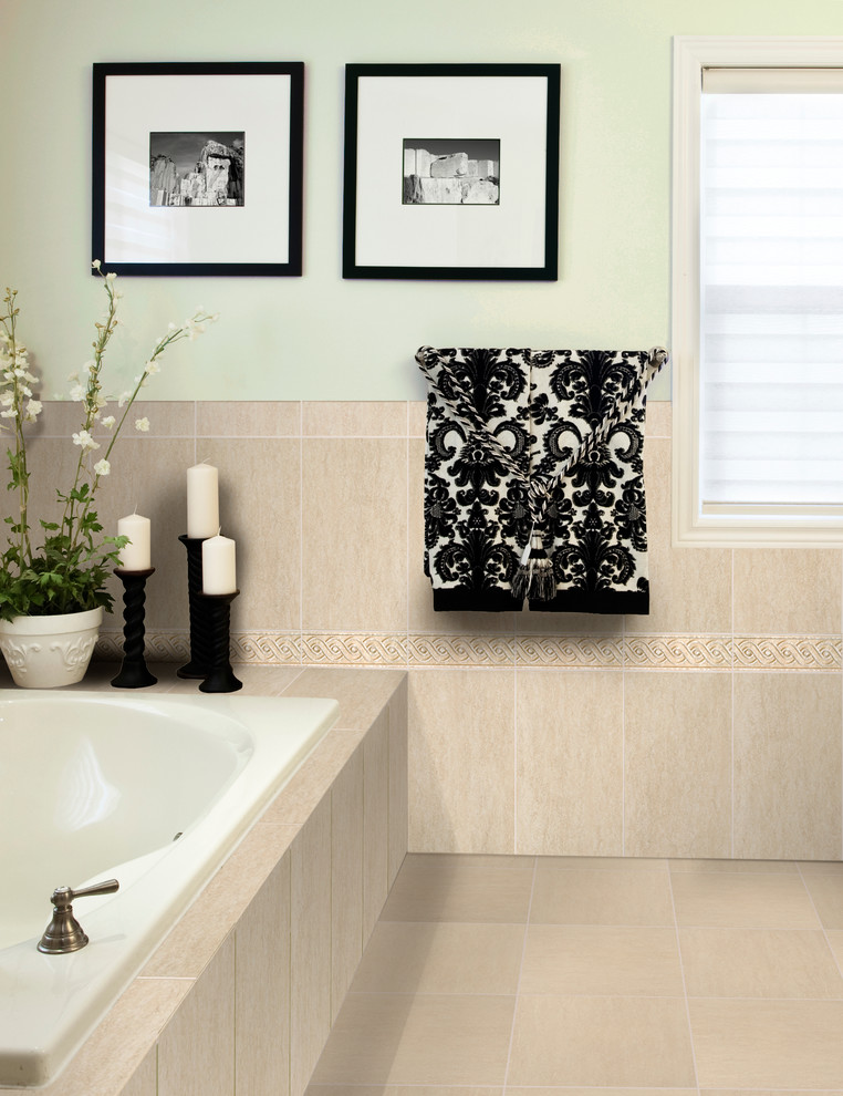 Klassisches Badezimmer mit Eckbadewanne, beigen Fliesen, Keramikfliesen, grüner Wandfarbe und Keramikboden in Orange County