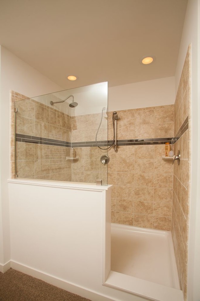 На фото: главная ванная комната среднего размера в современном стиле с плоскими фасадами, белыми фасадами, столешницей из ламината, открытым душем, раздельным унитазом, бежевой плиткой и керамической плиткой