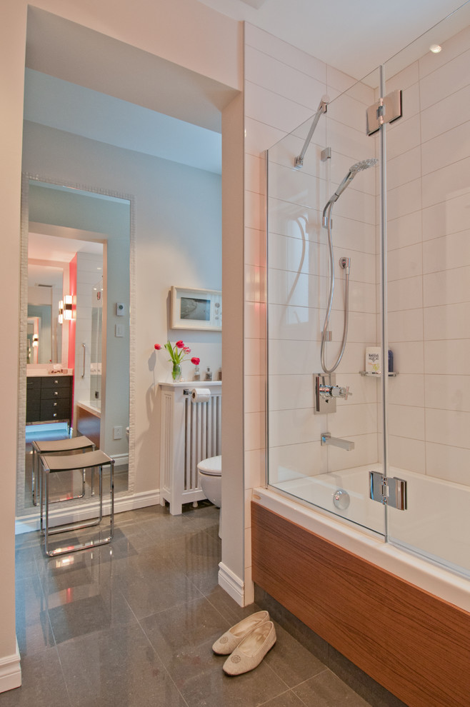 Immagine di una stanza da bagno minimal con vasca/doccia e piastrelle bianche