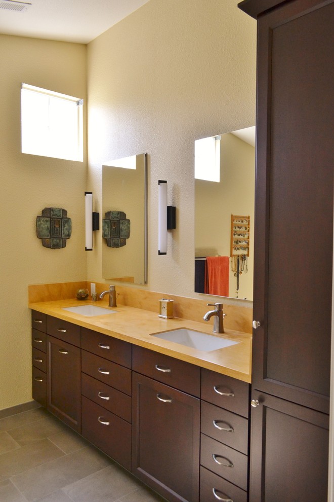 Inredning av ett klassiskt stort orange oranget badrum med dusch, med luckor med infälld panel, skåp i mörkt trä, en dubbeldusch, en bidé, flerfärgad kakel, klinkergolv i porslin, ett undermonterad handfat, bänkskiva i akrylsten, grått golv och dusch med gångjärnsdörr