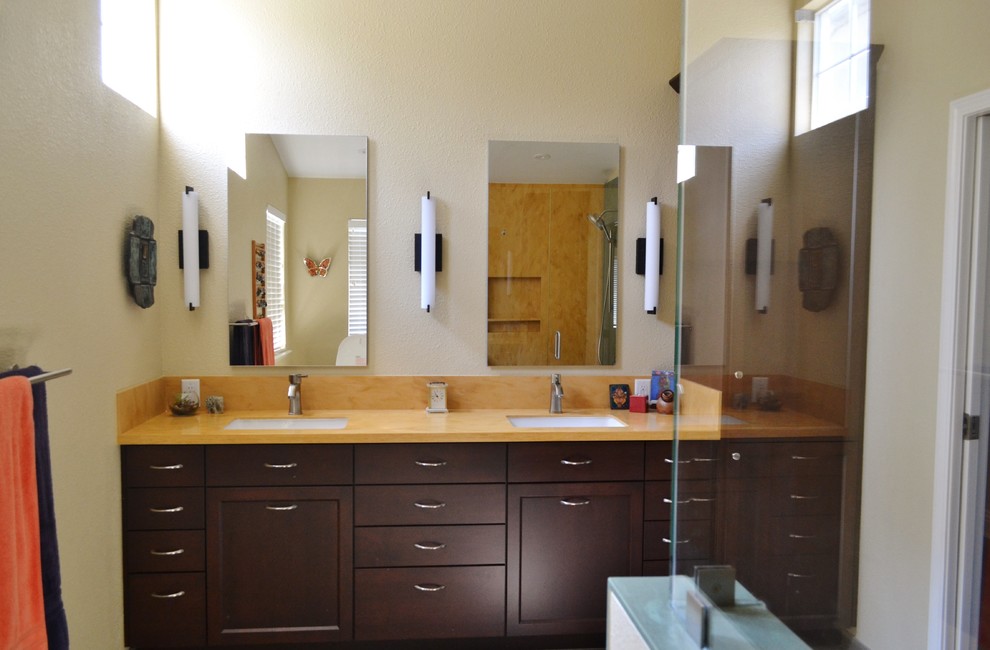 Свежая идея для дизайна: большая ванная комната в стиле неоклассика (современная классика) с фасадами с утопленной филенкой, темными деревянными фасадами, двойным душем, биде, разноцветной плиткой, полом из керамогранита, душевой кабиной, врезной раковиной, столешницей из искусственного камня, серым полом, душем с распашными дверями и оранжевой столешницей - отличное фото интерьера