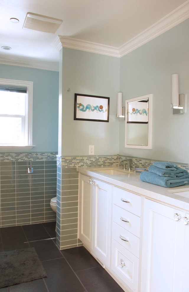 Klassisk inredning av ett mellanstort badrum för barn, med skåp i shakerstil, vita skåp, granitbänkskiva, en dusch i en alkov, flerfärgad kakel, glaskakel, ett undermonterad handfat, blå väggar och skiffergolv
