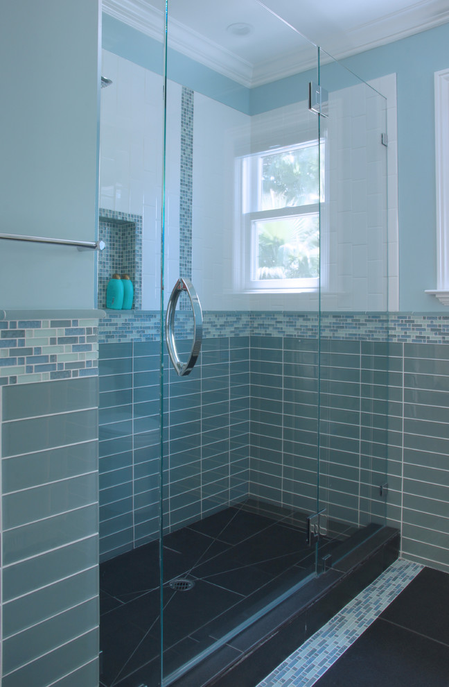 Пример оригинального дизайна: детская ванная комната среднего размера в классическом стиле с душем в нише, разноцветной плиткой, стеклянной плиткой, синими стенами и полом из сланца