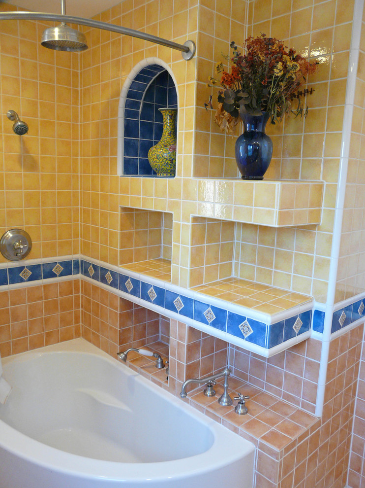 Exemple d'une salle de bain principale sud-ouest américain en bois foncé de taille moyenne avec un placard en trompe-l'oeil, une baignoire d'angle, un combiné douche/baignoire, WC à poser, un carrelage jaune, des carreaux de céramique, un mur gris, un sol en carrelage de céramique, un lavabo encastré et un plan de toilette en carrelage.
