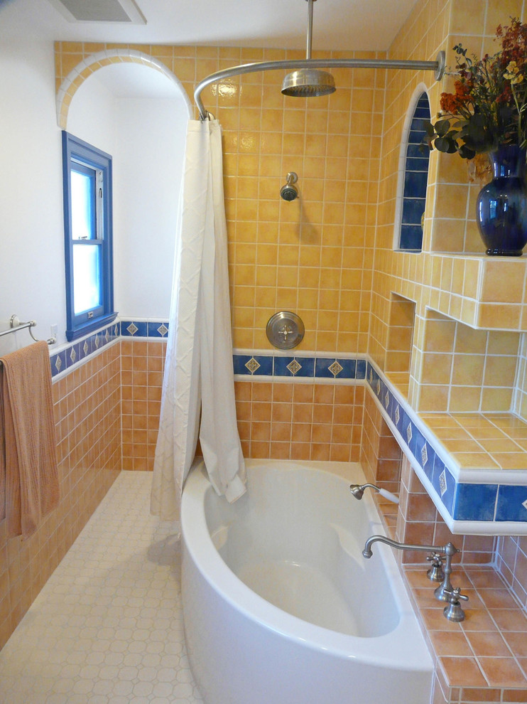 На фото: главная ванная комната среднего размера в стиле фьюжн с фасадами островного типа, темными деревянными фасадами, угловой ванной, душем над ванной, унитазом-моноблоком, желтой плиткой, керамической плиткой, серыми стенами, полом из керамической плитки, врезной раковиной и столешницей из плитки с