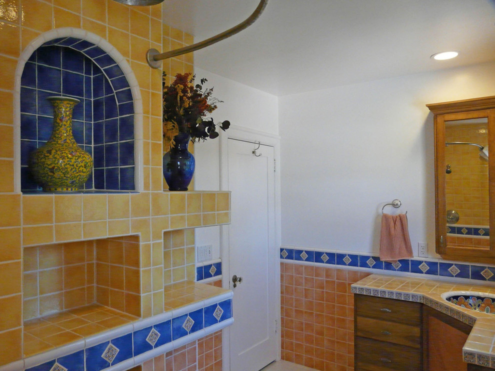 Свежая идея для дизайна: главная ванная комната среднего размера в стиле фьюжн с фасадами островного типа, темными деревянными фасадами, угловой ванной, душем над ванной, унитазом-моноблоком, желтой плиткой, керамической плиткой, серыми стенами, полом из керамической плитки, врезной раковиной и столешницей из плитки - отличное фото интерьера