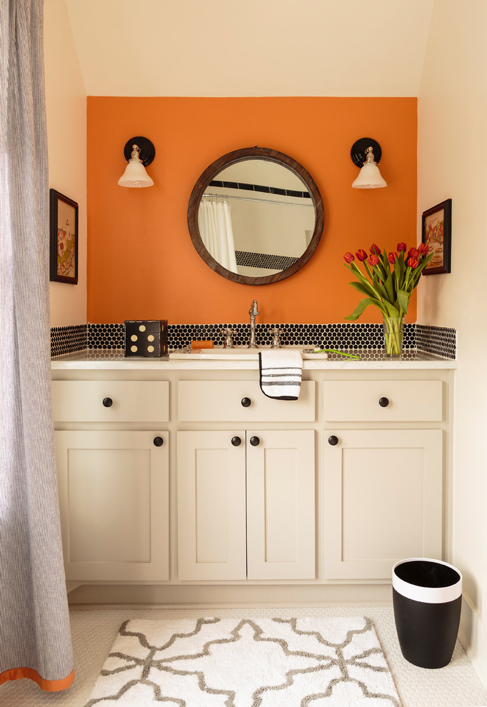 Klassisk inredning av ett mellanstort badrum för barn, med skåp i shakerstil, vita skåp, svart kakel, orange väggar, klinkergolv i keramik, ett nedsänkt handfat, marmorbänkskiva och vitt golv