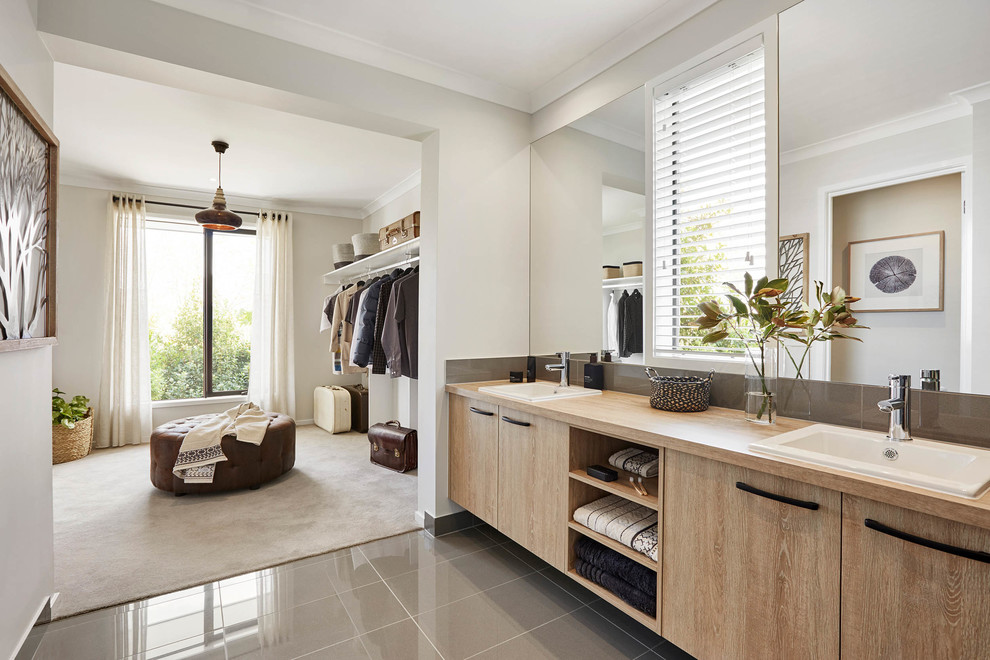 Идея дизайна: главная ванная комната в современном стиле с плоскими фасадами, светлыми деревянными фасадами, серыми стенами и накладной раковиной