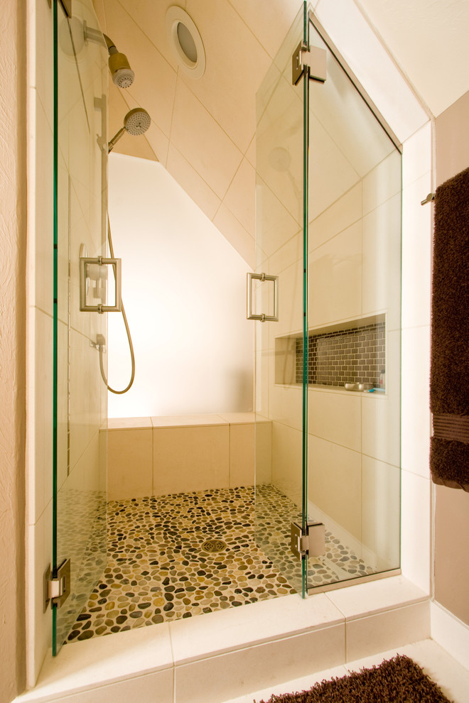 На фото: ванная комната в современном стиле с душем в нише, белой плиткой и полом из галечной плитки