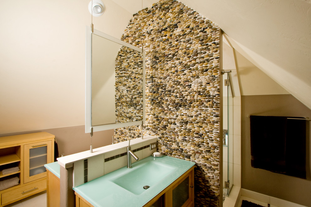 Foto på ett funkis badrum, med ett integrerad handfat och kakel i småsten
