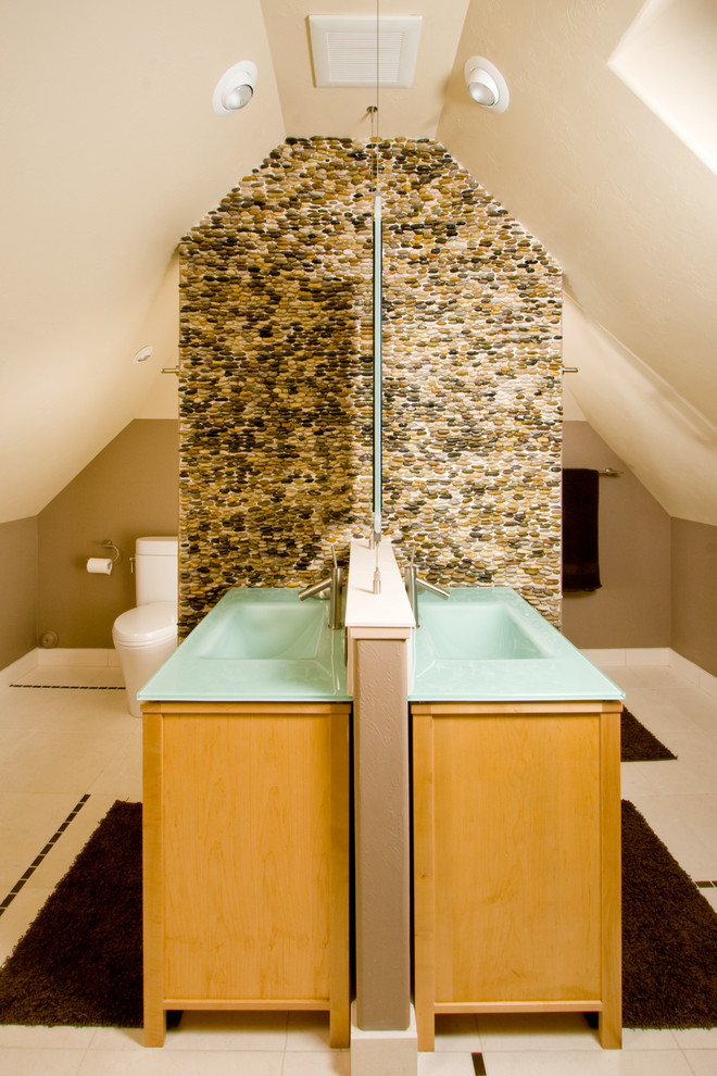 Diseño de cuarto de baño actual con lavabo integrado, baldosas y/o azulejos multicolor, puertas de armario amarillas y piedra