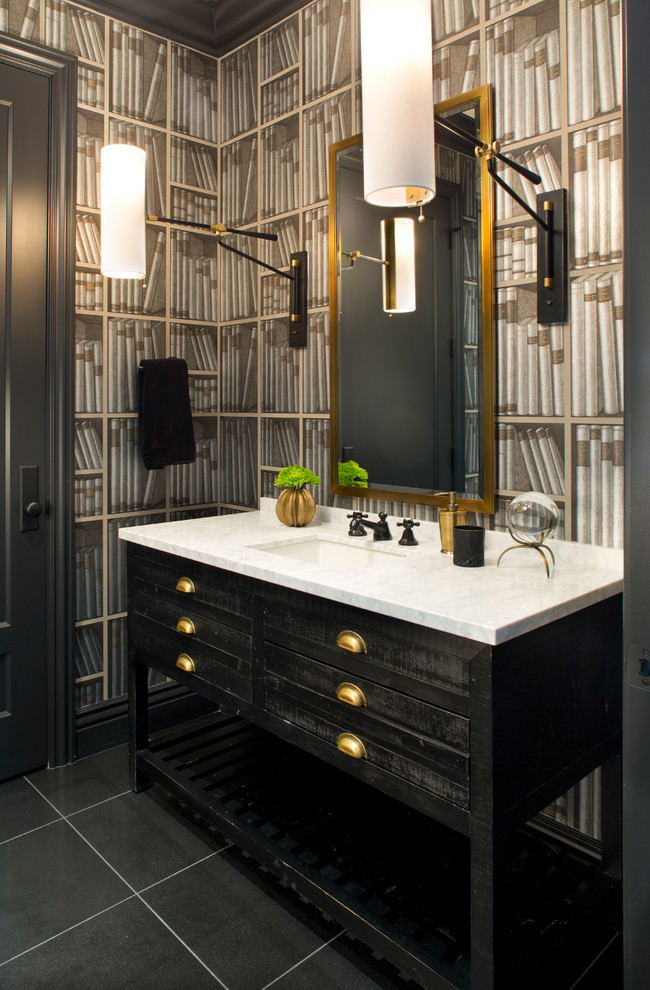 Modelo de cuarto de baño clásico renovado con puertas de armario negras, paredes grises, lavabo bajoencimera, suelo negro, encimeras blancas y armarios con paneles lisos