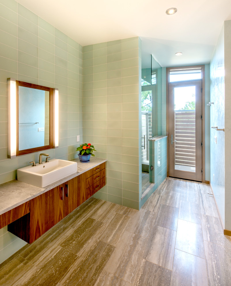 На фото: ванная комната в современном стиле с настольной раковиной, плоскими фасадами, фасадами цвета дерева среднего тона, душем в нише, зеленой плиткой и стеклянной плиткой