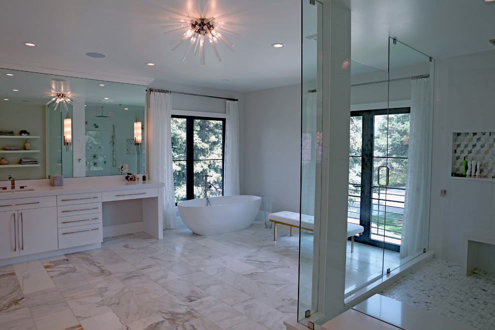 Идея дизайна: большая главная ванная комната в современном стиле с плоскими фасадами, белыми фасадами, отдельно стоящей ванной, двойным душем, раздельным унитазом, белой плиткой, цементной плиткой, белыми стенами, врезной раковиной, столешницей из кварцита, открытым душем и белой столешницей