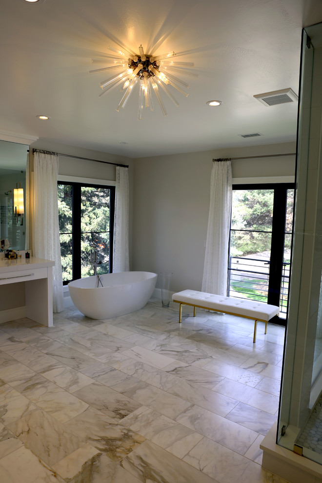 Стильный дизайн: большая главная ванная комната в современном стиле с плоскими фасадами, белыми фасадами, отдельно стоящей ванной, двойным душем, раздельным унитазом, белой плиткой, цементной плиткой, белыми стенами, врезной раковиной, столешницей из кварцита, открытым душем и белой столешницей - последний тренд