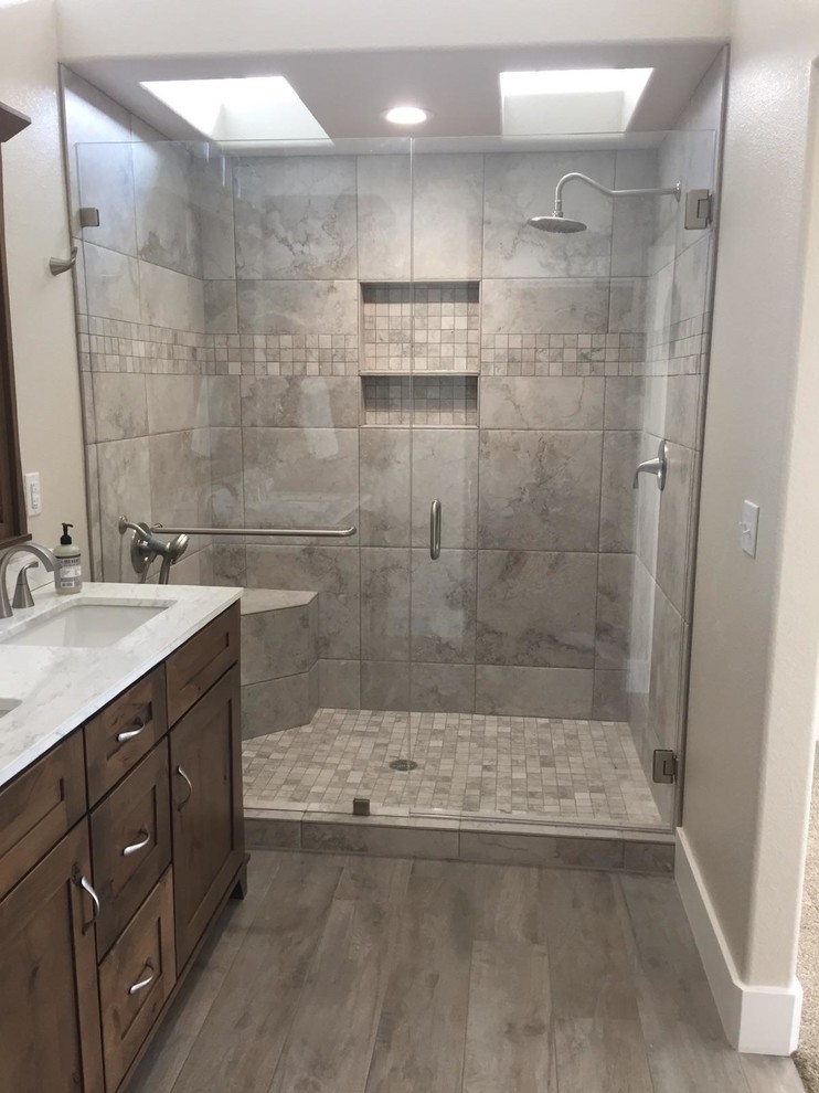 Пример оригинального дизайна: главная ванная комната в классическом стиле с бежевой плиткой, керамогранитной плиткой, полом из керамогранита и коричневым полом