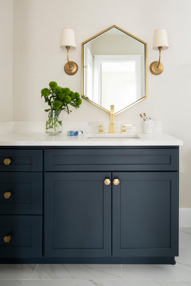 Aménagement d'une salle de bain moderne de taille moyenne avec un placard à porte shaker, des portes de placard bleues, un plan de toilette en quartz, un plan de toilette blanc, meuble simple vasque et meuble-lavabo encastré.