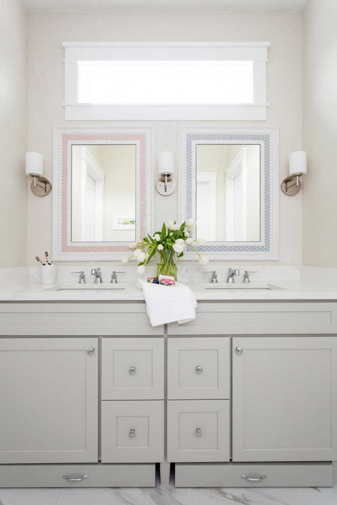 Immagine di una stanza da bagno per bambini minimalista di medie dimensioni con ante in stile shaker, ante blu, top in quarzite, top bianco, due lavabi e mobile bagno incassato