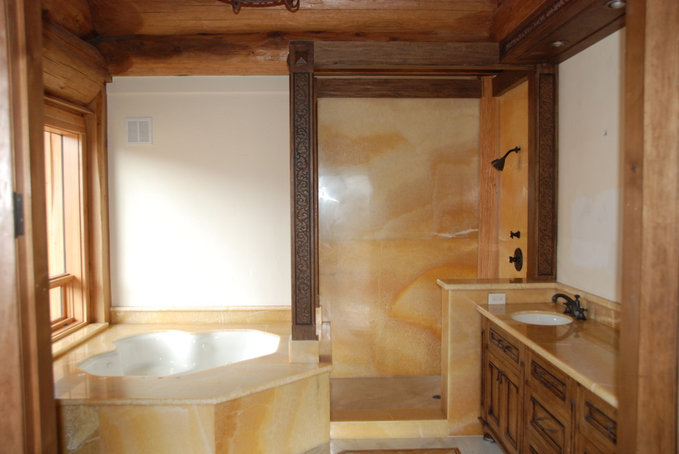 Пример оригинального дизайна: большая ванная комната в стиле рустика с врезной раковиной, фасадами островного типа, фасадами цвета дерева среднего тона, мраморной столешницей, накладной ванной, открытым душем, раздельным унитазом, желтой плиткой, белыми стенами и душевой кабиной