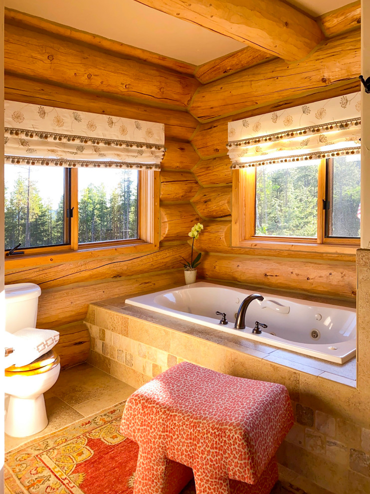 Idées déco pour une petite salle de bain principale montagne en bois avec WC séparés, un sol en carrelage de porcelaine, un sol beige, une baignoire posée, un mur marron et poutres apparentes.