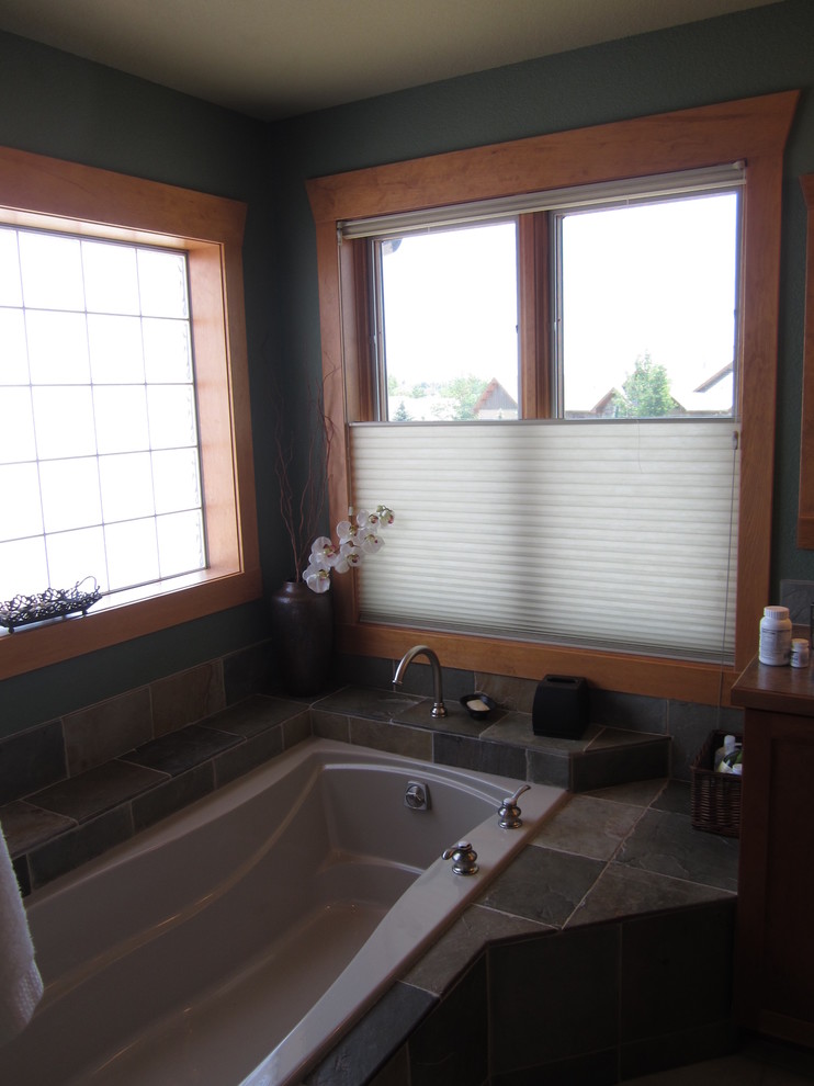 Idee per una stanza da bagno padronale stile americano di medie dimensioni con ante in stile shaker, ante in legno chiaro, vasca ad alcova, piastrelle in ceramica, pareti blu, pavimento in gres porcellanato, lavabo da incasso e top in legno