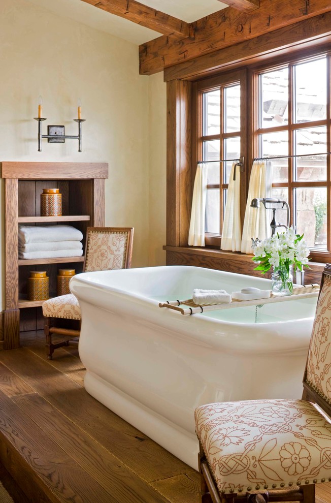 На фото: главная ванная комната в стиле рустика с открытыми фасадами, фасадами цвета дерева среднего тона, отдельно стоящей ванной, бежевыми стенами и паркетным полом среднего тона с