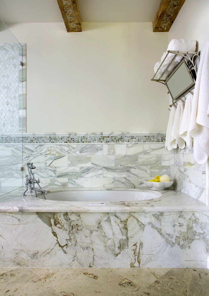 Ejemplo de cuarto de baño rural con encimera de mármol, baldosas y/o azulejos blancos, baldosas y/o azulejos de piedra, paredes blancas y suelo de mármol