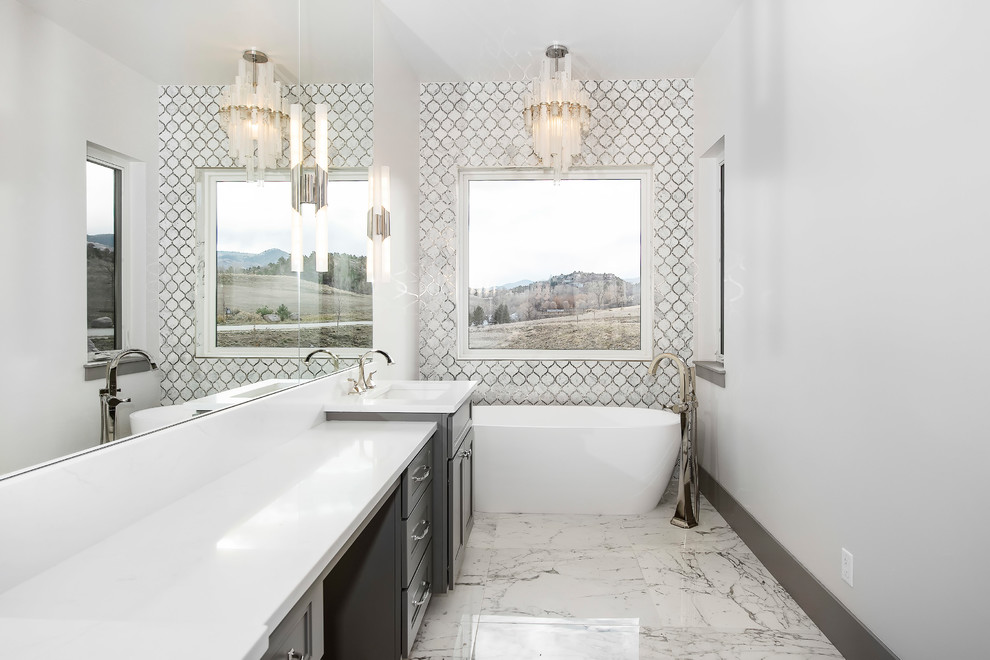 Esempio di una grande stanza da bagno padronale minimal con ante grigie, pareti bianche e top bianco