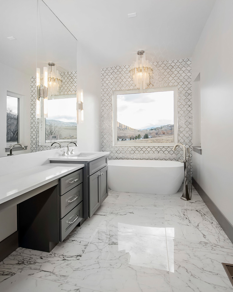 Пример оригинального дизайна: большая главная ванная комната в современном стиле с серыми фасадами, белыми стенами и белой столешницей