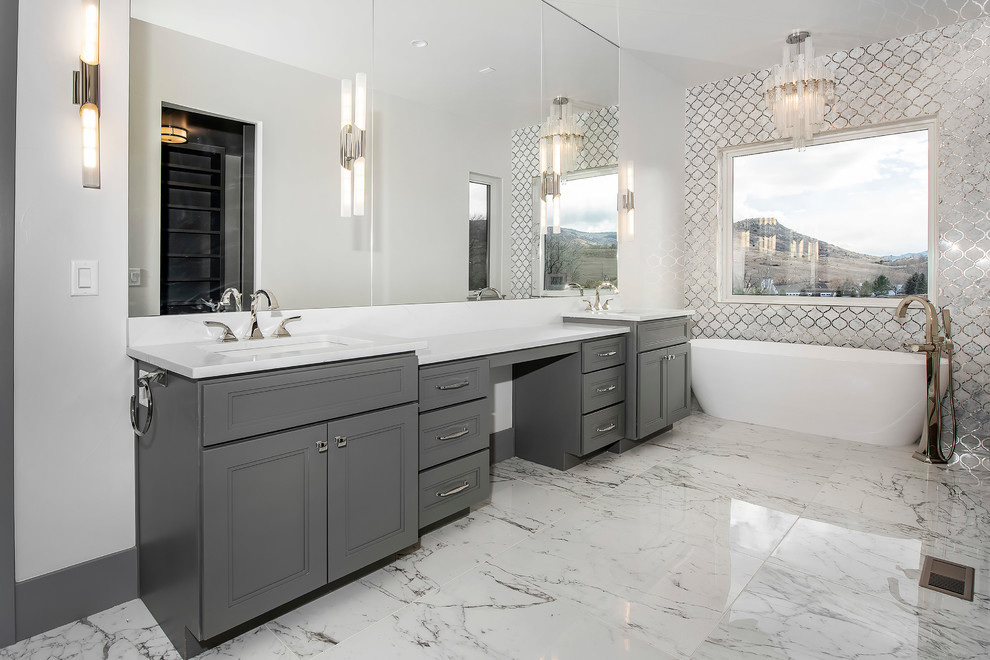 Großes Modernes Badezimmer En Suite mit grauen Schränken, weißer Wandfarbe und weißer Waschtischplatte in Denver