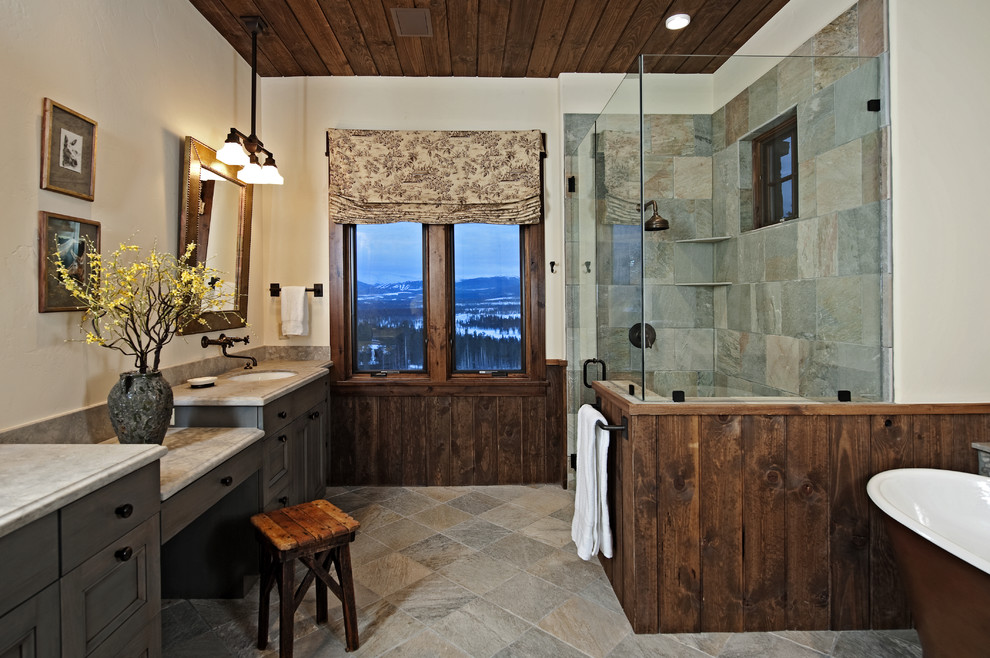 Ejemplo de cuarto de baño rústico con baldosas y/o azulejos de pizarra