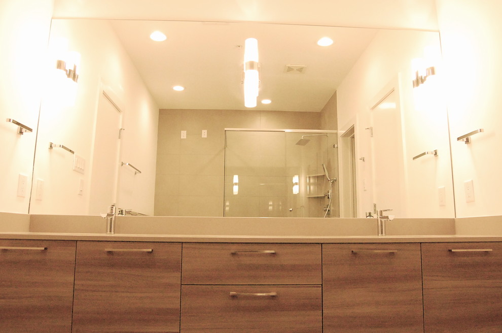 Aménagement d'une salle de bain principale moderne de taille moyenne avec un lavabo posé, un placard à porte plane, des portes de placard grises, un plan de toilette en quartz modifié, une baignoire posée, une douche d'angle, un carrelage gris, des carreaux de céramique, un mur blanc et un sol en carrelage de céramique.