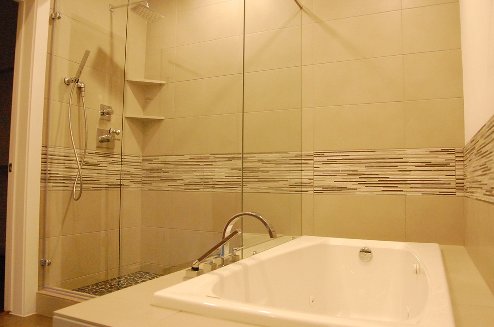 Cette image montre une salle de bain principale minimaliste de taille moyenne avec un lavabo posé, un placard à porte plane, des portes de placard grises, un plan de toilette en quartz modifié, une baignoire posée, une douche d'angle, un carrelage gris, des carreaux de céramique, un mur blanc et un sol en carrelage de céramique.
