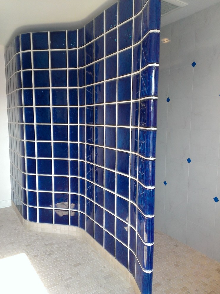 Imagen de cuarto de baño principal clásico renovado grande con ducha abierta, baldosas y/o azulejos marrones, baldosas y/o azulejos en mosaico, paredes azules y suelo de baldosas de cerámica
