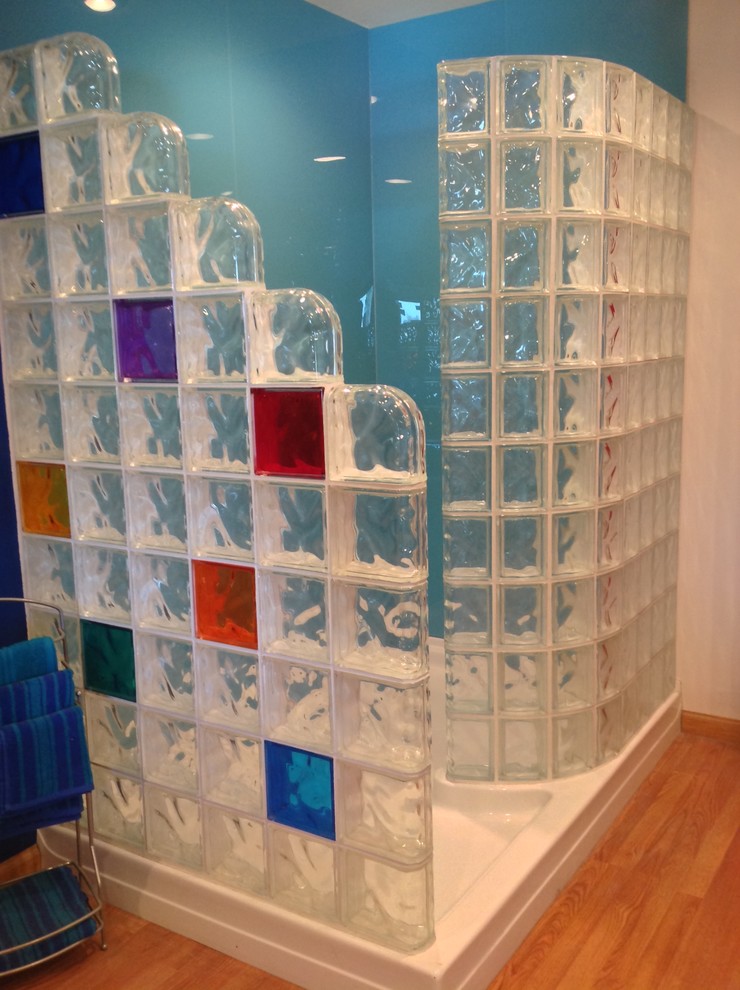Inspiration för stora moderna en-suite badrum, med en öppen dusch, blå kakel, glasskiva och blå väggar