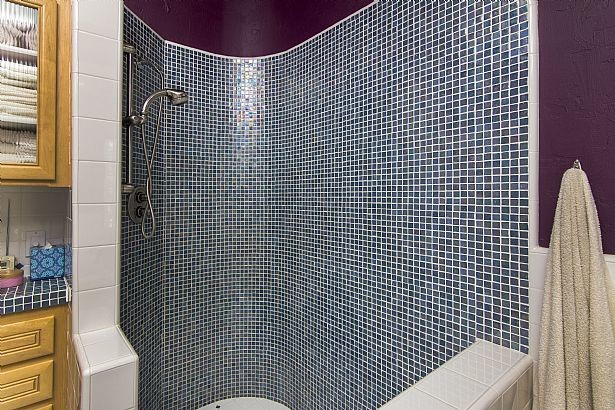Inspiration pour une salle de bain principale design en bois clair de taille moyenne avec un placard à porte vitrée, un bain bouillonnant, une douche ouverte, un carrelage multicolore, des plaques de verre, un mur violet, un sol en carrelage de céramique, un plan de toilette en verre, un lavabo posé et WC séparés.
