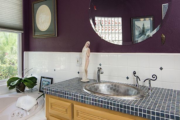 Стильный дизайн: главная ванная комната среднего размера в современном стиле с стеклянными фасадами, светлыми деревянными фасадами, гидромассажной ванной, открытым душем, разноцветной плиткой, плиткой из листового стекла, фиолетовыми стенами, полом из керамической плитки, накладной раковиной, раздельным унитазом и столешницей из плитки - последний тренд