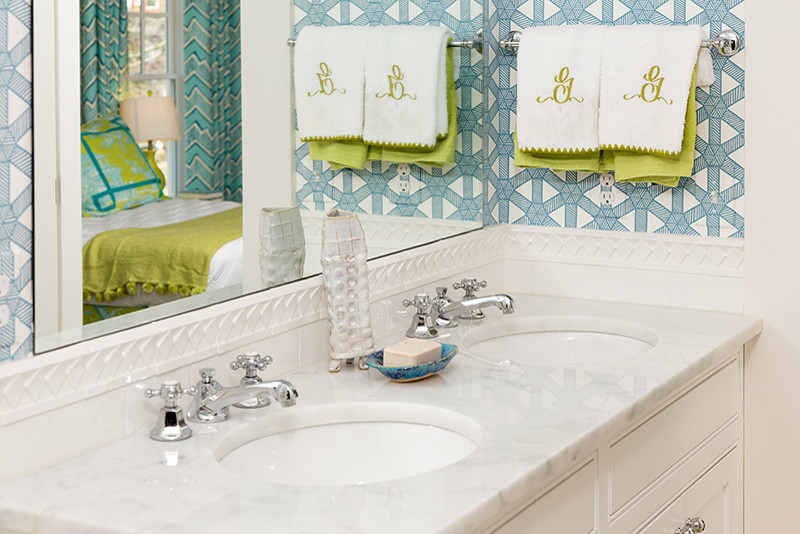 На фото: ванная комната в стиле неоклассика (современная классика) с фасадами с декоративным кантом, белыми фасадами, душем в нише, белой плиткой, плиткой кабанчик, разноцветными стенами, врезной раковиной, мраморной столешницей и шторкой для ванной