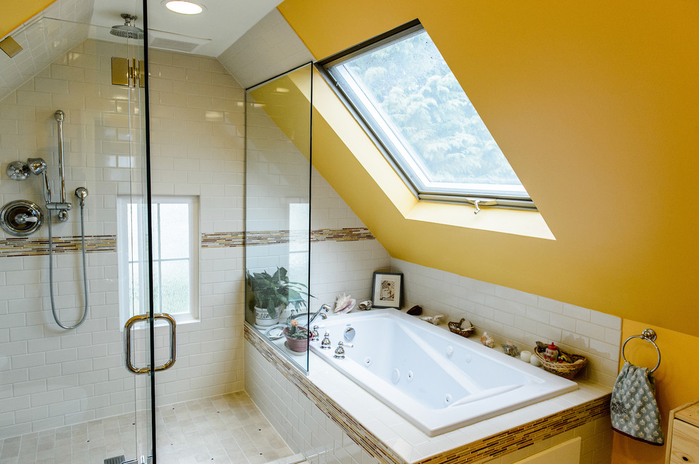 Свежая идея для дизайна: главная ванная комната среднего размера в современном стиле с накладной ванной, угловым душем, белой плиткой, плиткой кабанчик, желтыми стенами, полом из керамогранита и раковиной с пьедесталом - отличное фото интерьера
