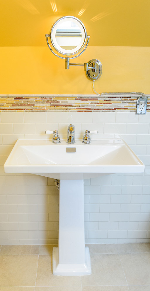 Пример оригинального дизайна: главная ванная комната среднего размера в стиле фьюжн с накладной ванной, открытым душем, белой плиткой, керамогранитной плиткой, желтыми стенами, полом из керамогранита, раковиной с пьедесталом и раздельным унитазом