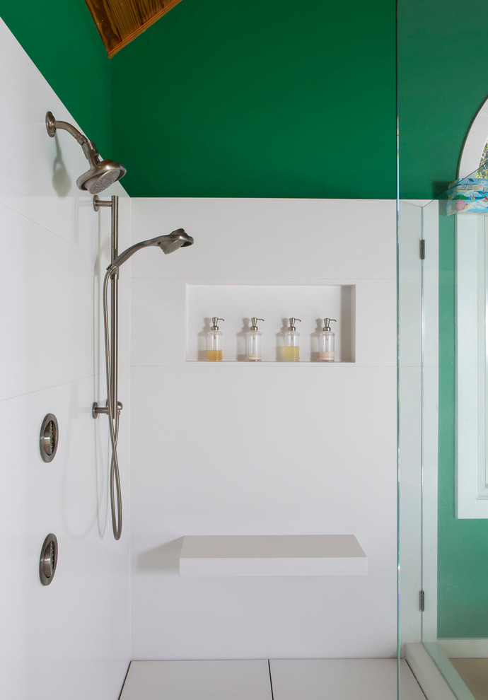 Idéer för att renovera ett stort maritimt en-suite badrum, med luckor med profilerade fronter, vita skåp, ett fristående badkar, en hörndusch, stenhäll, gröna väggar, ljust trägolv, ett undermonterad handfat och bänkskiva i onyx