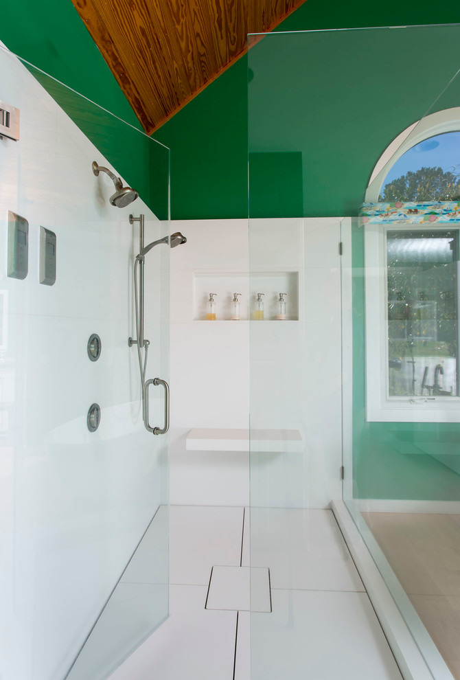Bild på ett stort maritimt en-suite badrum, med luckor med profilerade fronter, vita skåp, ett fristående badkar, en hörndusch, stenhäll, gröna väggar, ljust trägolv, ett undermonterad handfat och bänkskiva i onyx