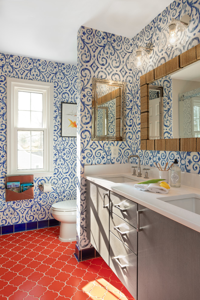 Exotisk inredning av ett mellanstort vit vitt badrum för barn, med släta luckor, skåp i mörkt trä, ett badkar i en alkov, en dusch i en alkov, en toalettstol med separat cisternkåpa, vit kakel, porslinskakel, blå väggar, klinkergolv i keramik, ett undermonterad handfat, bänkskiva i kvarts, orange golv och dusch med skjutdörr