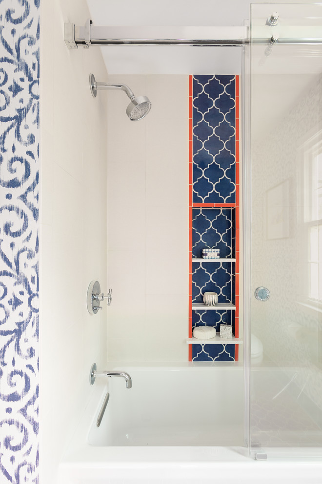 Источник вдохновения для домашнего уюта: ванная комната среднего размера в морском стиле с плоскими фасадами, темными деревянными фасадами, ванной в нише, душем в нише, раздельным унитазом, белой плиткой, керамогранитной плиткой, синими стенами, полом из керамической плитки, врезной раковиной, столешницей из искусственного кварца, оранжевым полом, душем с раздвижными дверями и белой столешницей