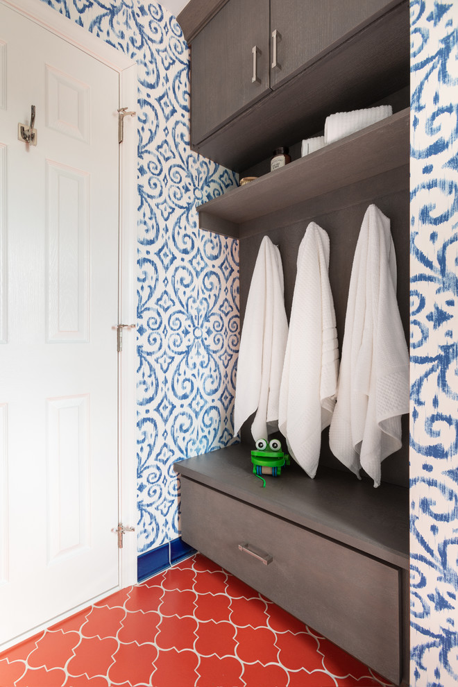 Идея дизайна: детская ванная комната среднего размера в морском стиле с плоскими фасадами, темными деревянными фасадами, ванной в нише, душем в нише, раздельным унитазом, белой плиткой, керамогранитной плиткой, синими стенами, полом из керамической плитки, врезной раковиной, столешницей из искусственного кварца, оранжевым полом, душем с раздвижными дверями и белой столешницей